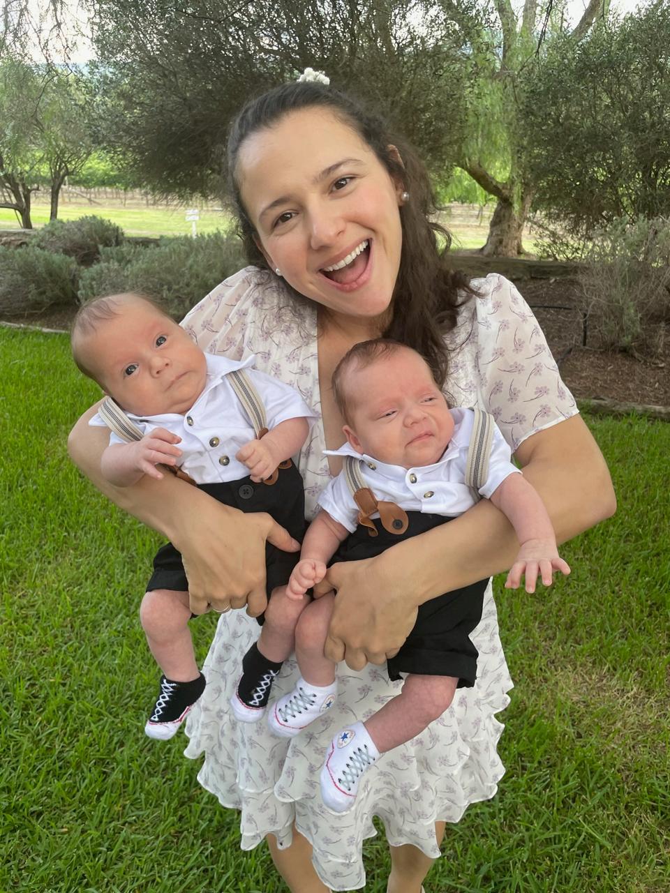 Kricia Hatt com gêmeos